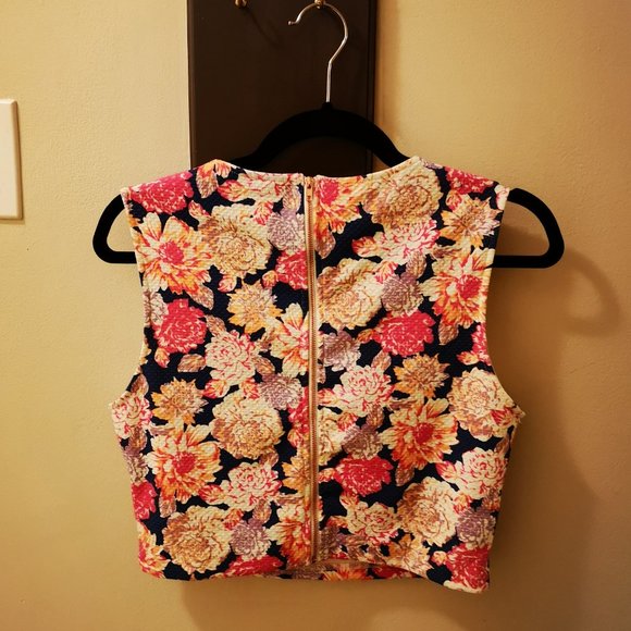 Like New | MinkPink flowered top | Unique - Picture 2 of 2